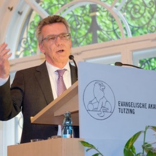 Thomas DE MAIZIERE. Fruehjahrstagung des Politischen Clubs der Evangelischen Akademie Tutzing 2015, Thema USA - FREMDER FREUND ? vom 6. bis 8. 3. in Tutzing / E V A N G E L I S C H E  A K A D E M I E / DEUTSCHLAND.
[ F o t  o / C r e d i t :  O r y k  H A I S T , Tel: 0172-8913335, www.fotohaist.de,
O r i g i n a l d a t e i n a m e:  20141114_018], [D]