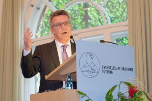 Thomas DE MAIZIERE. Fruehjahrstagung des Politischen Clubs der Evangelischen Akademie Tutzing 2015, Thema USA - FREMDER FREUND ? vom 6. bis 8. 3. in Tutzing / E V A N G E L I S C H E  A K A D E M I E / DEUTSCHLAND.
[ F o t  o / C r e d i t :  O r y k  H A I S T , Tel: 0172-8913335, www.fotohaist.de,
O r i g i n a l d a t e i n a m e:  20141114_018], [D]