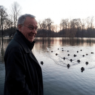 Mit einer morgendlichen Lesung zum Sonnenaufgang am Kleinhesseloher See beendet Studienleiter Dr. Martin Held die letzte seiner über 400 Veranstaltungen an der Akademie