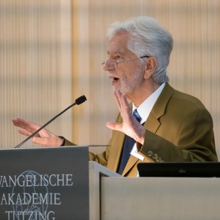 Juergen (Jürgen) MIKSCH.
Tagung zum Thema: AUF DER FLUCHT, am 28.11.2015 in Tutzing / E V A N G E L I S C H E  A K A D E M I E / DEUTSCHLAND.
[ F o t o / C r e d i t / © :  O r y k  H A I S T , Tel: 0172-8913335, http://fotohaist.spratshop.com ]