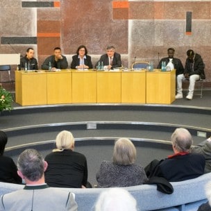 Podium und Auditorium.
Tagung zum Thema: AUF DER FLUCHT, am 29.11.2015 in Tutzing / E V A N G E L I S C H E  A K A D E M I E / DEUTSCHLAND.
[ F o t o / C r e d i t / © :  O r y k  H A I S T , Tel: 0172-8913335, http://fotohaist.spratshop.com ]