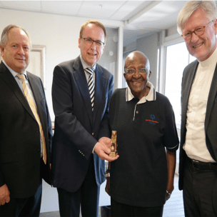 Erzbischof Desmond Tutu nimmt „Tutzinger Löwen“ entgegen