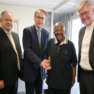 Erzbischof Desmond Tutu nimmt „Tutzinger Löwen“ entgegen