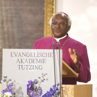 Tutzing 16.5.04 Toleranzpreis der Evangelische Akademie Tutzing an Henning Mankell, mit Desmond Mpilo Tutu & Dr Friedemann Greiner.Foto Jean Pool