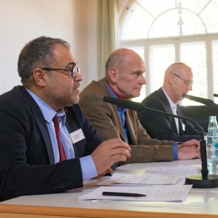 Ali Ertan TOPRAK, Bundesvorsitzender der Kurdischen Gemeinde Deutschland e.V., Michael SCHRAMM, Studioleiter im ARD-Studio Istanbul und Guenter (Günter) SEUFERT, Journalist und Soziologe, Senior Fellow bei der Stiftung Wissenschaft und Politik/Deutsches Institut für Internationale Politik und Sicherheit.
Herbsttagung Politischer Club, Evangelische Akademie Tutzing.
Tagungsthema: Brennpunkt Nahost – Was wollen Türkei und Iran? 
am 19.03.2016 in Tutzing / E V A N G E L I S C H E  A K A D E M I E  T U T Z I N G / Deutschland.
[ F o t o / C r e d i t / © :  O r y k  H A I S T , Tel: 0 1 7 2 - 8 9 1 3 3 3 5, w w w . f o t o h a i s t . d e ]