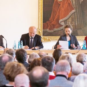 Michael REDER, Professor fuer Praktische Philosophie und Inhaber des Lehrstuhls fuer Praktische Philosophie mit dem Schwerpunkt Voelkerverstaendigung, Hochschule fuer Philosophie, Hans-Werner SINN, Praesident a.D. ifo-Institut, Katharina HIRSCHBRUNN, Studienleiterin und Ulrike HERRMANN, Autorin und Wirtschaftskorrespondentin, taz . 
Tagung zum Thema 'Weltwirtschaft nach Brexit und US-Wahl' von Evangelischer Akademie Tutzing und ifo-Institut, am 5.5.2017 in Tutzing / Deutschland.
[ F o t o / C r e d i t / © :  O r y k  H A I S T , Tel: +49.172.8913335 , WWW: fotohaist.spratshop.com ]