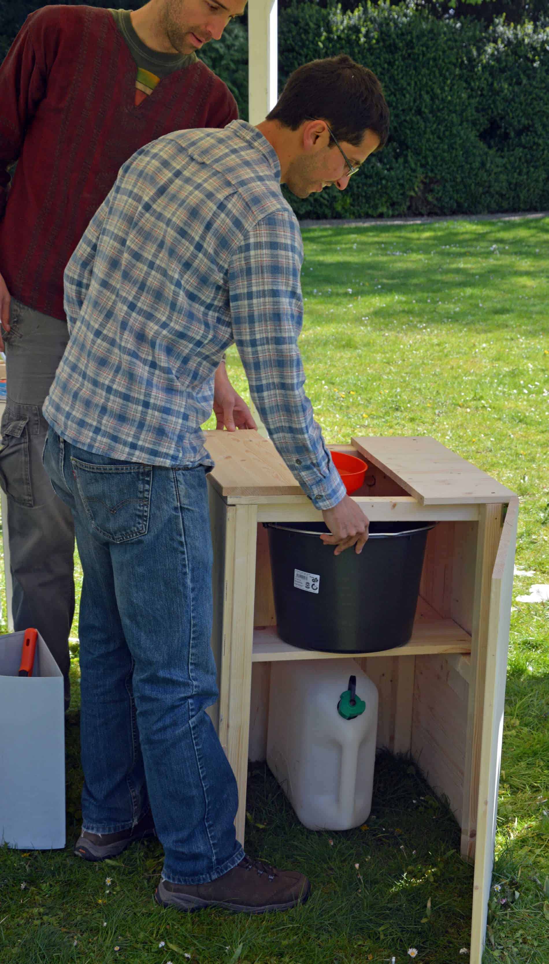 Bau einer Kompost-Toilette bei der Tagung "Ökodörfer" in der Evangelischen Akademie Tutzing