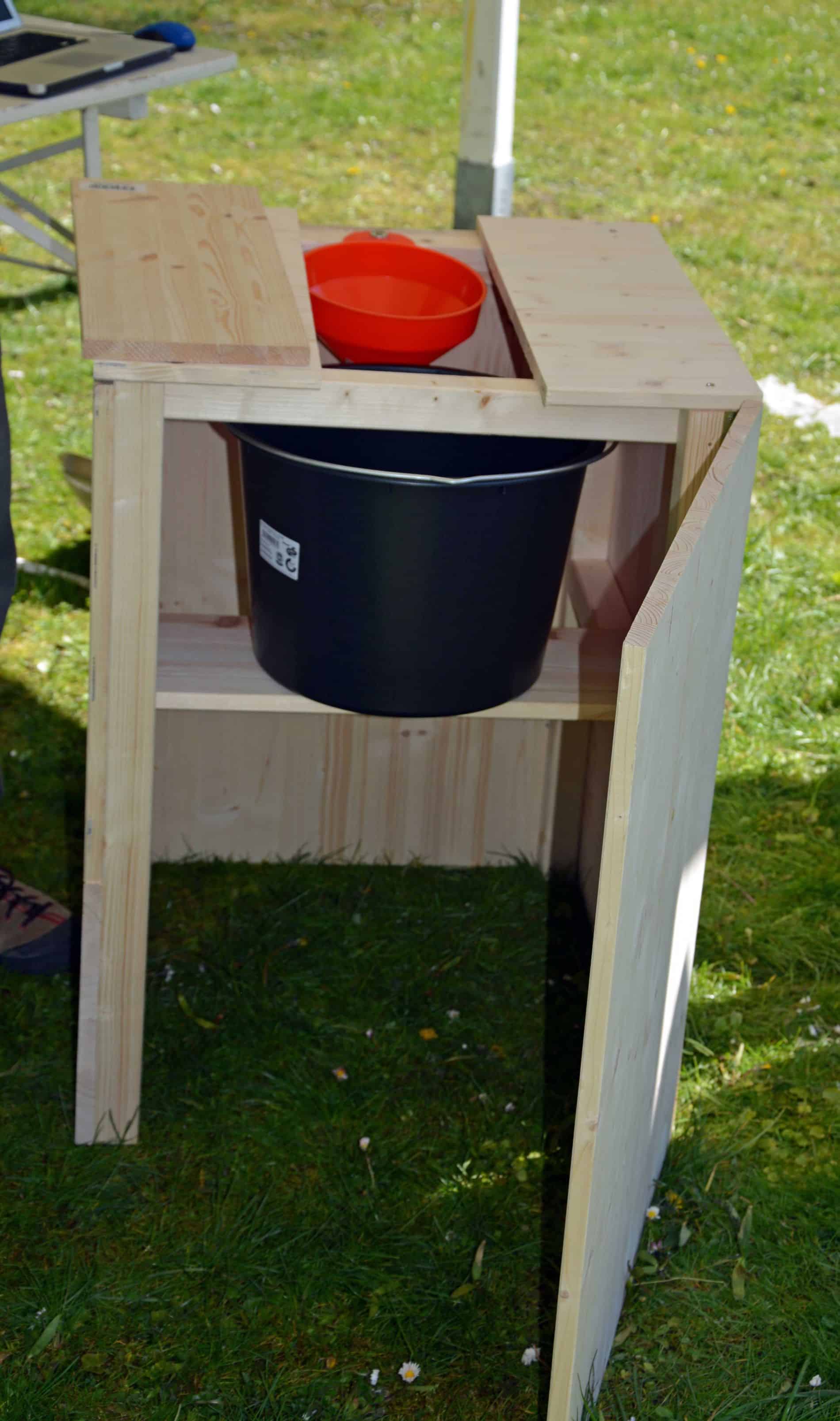 Bau einer Kompost-Toilette bei der Tagung "Ökodörfer" in der Evangelischen Akademie Tutzing