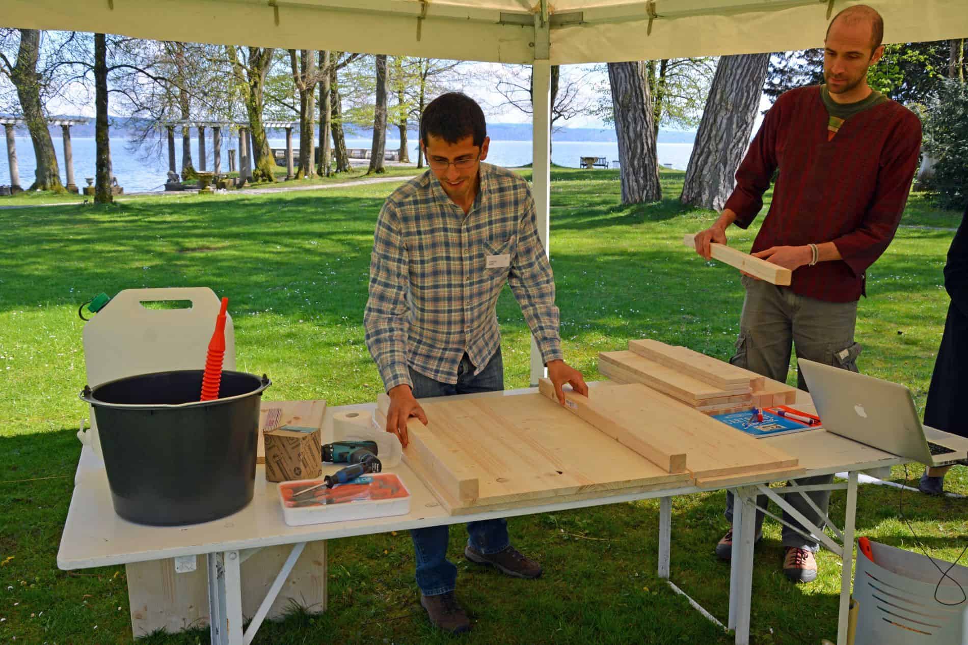 Ricardo Pfeiffer (li) und Jorge Dzib (re) brachten das Holz vorgefertigt zum Workshop mit.