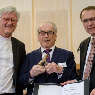 Laudator Heinrich BEDFORD-STROHM, Landesbischof der Evang.-Luth.Kirche in Bayern, Preistraeger Juergen (Jürgen) MOLTMANN, Theologe und Udo HAHN, Akademiedirektor (von links).
Verleihung des 'Tutzinger Loewen' der Evangelischen Akademie Tutzing.
Festakt am 05.11.2017 in Tutzing / E V A N G E L I S C H E  A K A D E M I E  T U T Z I N G / Deutschland.
[ F o t o / C r e d i t / © :  O r y k  H A I S T , Tel: 0 1 7 2 - 8 9 1 3 3 3 5, w w w . f o t o h a i s t . d e ]