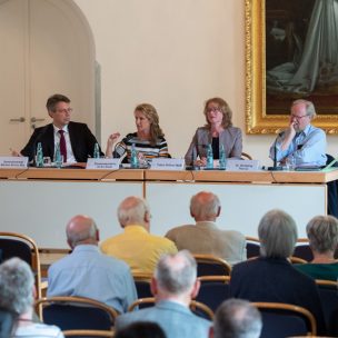 Podium mit Markus BLUME, Generalsekretaer der CSU, Heike RAAB, Staatssekretaerin und Bevollmaechtigte beim Bund und in Europa fuer Medien und Digitales, Tabea ROESSNER (RÖßNER), Journalistin und Politikerin, MdB und Wolfgang THIERSE, Leiter des Politischen Clubs der Evangelischen Akademie Tutzing und Bundestagspraesident a.D. (von links).
Sommertagung Politischer Club, Evangelische Akademie Tutzing zum Thema: 'Medien im Wandel - Medien in der Krise ?' am 17.06.2018 in Tutzing / E V A N G E L I S C H E  A K A D E M I E  T U T Z I N G / Deutschland.
[ F o t o / C r e d i t / © :  O r y k  H A I S T , Tel: 0 1 7 2 - 8 9 1 3 3 3 5, w w w . f o t o h a i s t . d e ]