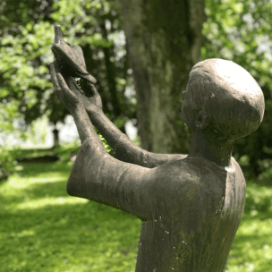 Skulptur von Gregor Kruk (1911-1988) im Park von Schloss Tutzing: „Jüngling mit Taube – Franziskus von Assisi“ (1949) 
Bild: eat archiv