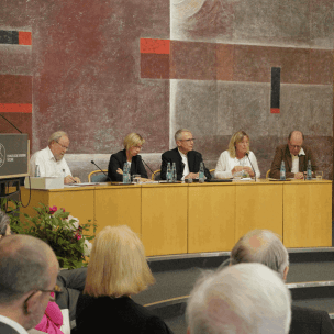 Dr. Wolfgang Thierse, Brigitte Grande, Akademiedirektor Udo Hahn, Kuratoriumsvorsitzende Christine Scheel sowie Dr. Thomas Röbke (Geschäftsführer Landesnetzwerk Bürgerschaftkiches Engagement Bayern e.V.) auf der Jubiläumstagung des Freundeskreises im Juni 2019