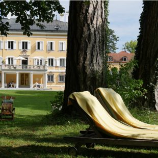 Ferien im Schloss, Liegen im Park (ma/eat archiv)