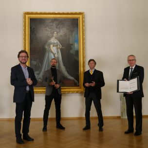 Phönix-Preisverleihung am 28.10.2020 mit Heribert Prantl (Laudator), Sebastian Hertrich (Künstler), Richard von Rheinbaben (Stifter) und Akademiedirektor Udo Hahn (eat archiv)