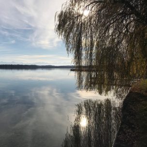 Der Starnberger See in der Wintersonne - Aufmacherbild des Januar-Newsletters der Evangelischen Akademie Tutzing (dgr/eat archiv)