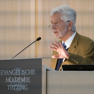 Juergen (Jürgen) MIKSCH.
Tagung zum Thema: AUF DER FLUCHT, am 28.11.2015 in Tutzing / E V A N G E L I S C H E  A K A D E M I E / DEUTSCHLAND.
[ F o t o / C r e d i t / © :  O r y k  H A I S T , Tel: 0172-8913335, http://fotohaist.spratshop.com ]