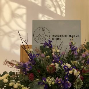 Aufmacher Februar Newsletter : Blumenschmuck beim Jahresempfang 2021, Evangelische Akademie Tutzing (ma/eat archiv)