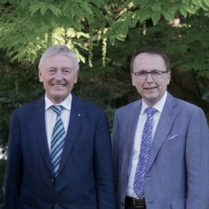 Friedemann GREINER, ehem. Akademiedirektor und Udo HAHN, Akademiedirektor.
Evangelische Akademie Tutzing und Institute for Theological & Interdisplinary Research der Ecumenical Foundation of South Africa.
Podiumsgespraech anlaesslich Partnerschaft zwischen dem Freistaat Bayern und der Provinz Westcap in Suedafrika zum Thema: die Rolle der Zivilgesellschaft in Deutschland und Suedafrika heute 
am 10.07.2016 in Tutzing / E V A N G E L I S C H E  A K A D E M I E  T U T Z I N G / Deutschland.
[ F o t o / C r e d i t / © :  O r y k  H A I S T , Tel: 0 1 7 2 - 8 9 1 3 3 3 5, w w w . f o t o h a i s t . d e ]