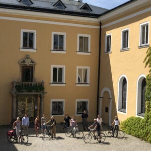 27 Mitarbeitende der Evangelischen Akademie Tutzing beteiligen sich in diesem Jahr am Stadtradeln. Das Bild zeigt einige von ihnen vor Schloss Tutzing.
(Quelle: eat archiv)