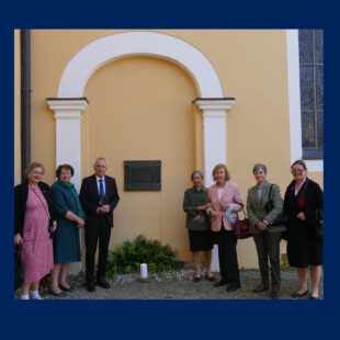 Vor der Gedenktafel im Schlosshof: Edigna Hackelsberger, Udo Hahn, Sabine Rüdiger-Hahn, Dr. MinMi Hackelsberger, Birgitta-Maria Hackelsberger, Dr. Nina Hackelsberger und Kathrin Hamburger (Foto: eat archiv)