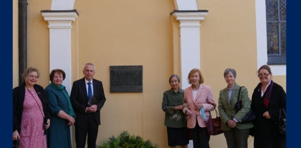 Vor der Gedenktafel im Schlosshof: Edigna Hackelsberger, Udo Hahn, Sabine Rüdiger-Hahn, Dr. MinMi Hackelsberger, Birgitta-Maria Hackelsberger, Dr. Nina Hackelsberger und Kathrin Hamburger (Foto: eat archiv)