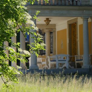 Wiesen, Bäume, Gräser: die Natur vor  Schloss Tutzing (im Hintergrund die Schlossterrasse) ma/eat archiv