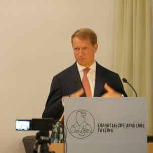 Der ehemalige BR-Intendant Ulrich Wilhelm in einer Veranstaltung des Medien-Clubs München e.V. in Kooperation mit der Evangelischen Akademie Tutzing bekräftigte er am Dienstagabend (21. September2021) in Tutzing