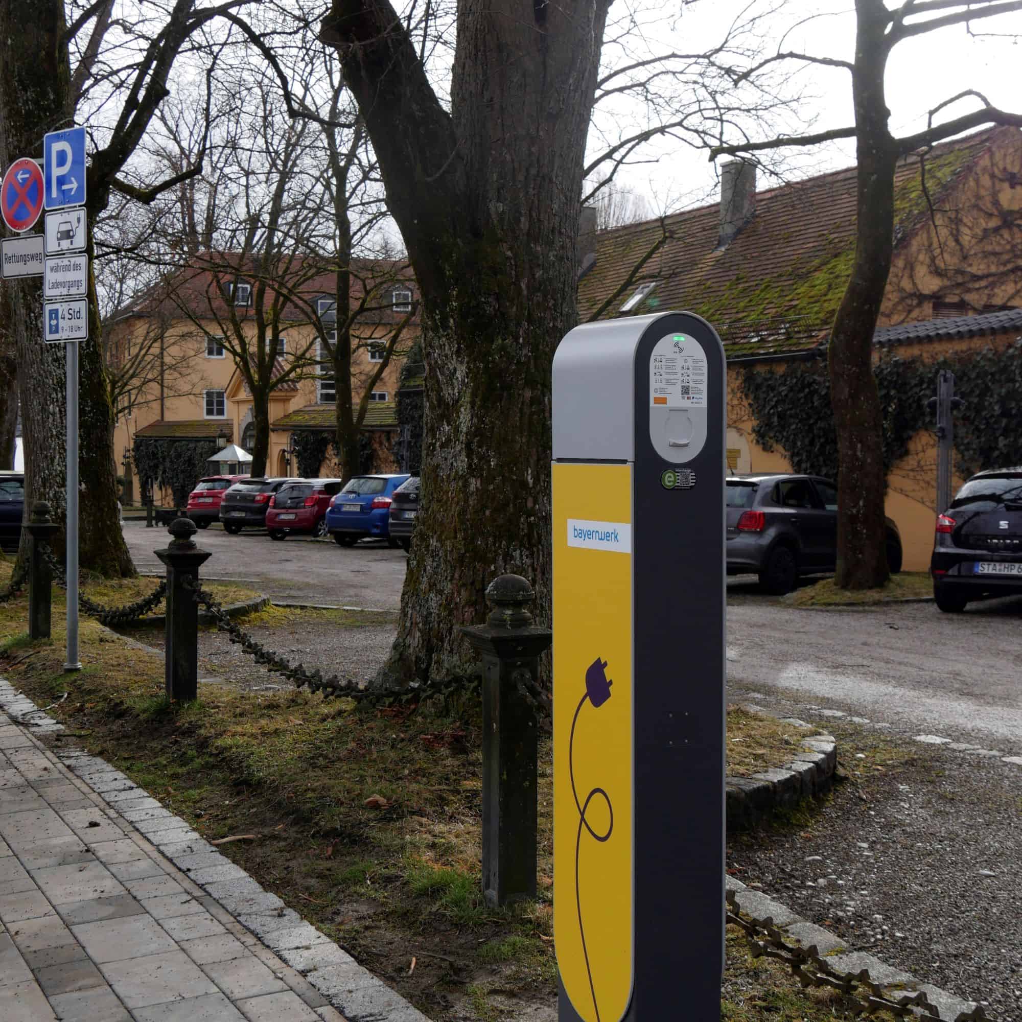 Ladesäule vor der Akademie