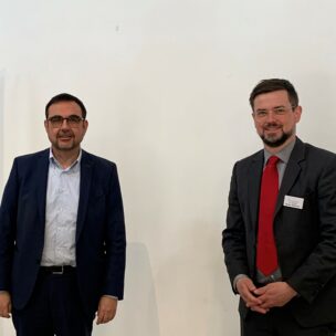 Der bayerische Gesundheitsminister Klaus Holetschek und Studienleiter Dr. Hendrik Meyer-Magister (rechts im Bild) während der Tagung “Wer sorgt sich um die Sorgenden?” am 21.3.2022 in Tutzing. (Foto: ma/eat archiv)