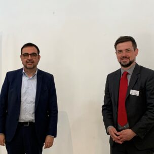 Der bayerische Gesundheitsminister Klaus Holetschek und Studienleiter Dr. Hendrik Meyer-Magister (rechts im Bild) während der Tagung “Wer sorgt sich um die Sorgenden?” am 21.3.2022 in Tutzing. (Foto: ma/eat archiv)