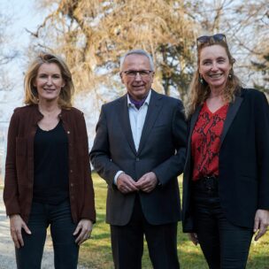 Maria Furtwängler, Udo Hahn, Diana Iljine im Park von Schloss Tutzing.
Foto: Bojan Ritan / Filmfest München