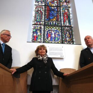 Charlotte Knobloch und Ludwig Spaenle enthüllen eine Mahn- und Gedenktafel in der Tutzinger Schlosskapelle und sprechen mit Schülerinnen und Schülern.

Freitag, 29. April 2022, 11.00 Uhr 
Foto: Haist/eat archiv