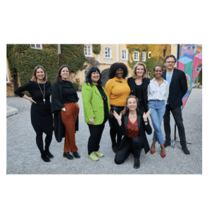 Gruppenbild im Innenhof von Schloss Tutzing: 
v.l.n.r.: Dorothea Grass. Julia Weigl, Elizabeth Prommer, Thelma Bouabeng, Maria Furtwängler, Boussa Thiam, Christoph Gröner, kniend: Diana Iljine (Foto Bojan Ritan / Filmfest München)