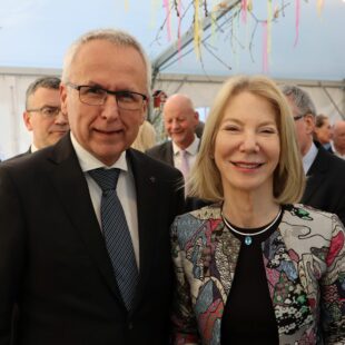 Udo Hahn, Direktor der Evangelischen Aakdemie Tutzing, und Amy Gutmann, Botschafterin der USA in Berlin, bei einem Empfang des US-Generalkonsulats in München Ende April 2022 (Foto: US-Generalkonsulat München)