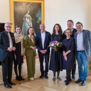 Udo HAHN, Akademiedirektor, Alix MICHELL, Studienleiterin, Tanja GRAF, Jurorin, Hajo STEINERT, Juror und Literaturkritiker, Iris WOLFF, Schriftstellerin und Preistraegerin, Brigitte GRANDE, Vorsitzende Freundeskreis der Evangelischen Akademie Tutzing, Rainer MORITZ, Literaturkritiker und Thomas GEIGER, Juror.
Verleihung L.M. Kaschnitz-Preis.
M a r i e  L u i s e  K A S C H N I T Z  P R E I S der Evangelischen Akademie Tutzing fuer I r i s  W O L F F am 8.05.2022, in Tutzing, E V A N G E L I S CH E  A K A D E M I E  T U T Z I N G, Deutschland.
Quelle / Copyright / Credit : Oryk HAIST