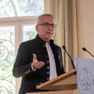 Udo HAHN, Akademiedirektor.
Verleihung L.M. Kaschnitz-Preis.
M a r i e  L u i s e  K A S C H N I T Z - P R E I S der Evangelischen Akademie Tutzing fuer  I r i s  W O L F F am 8.05.2022, in Tutzing, E V A N G E L I S CH E  A K A D E M I E  T U T Z I N G, Deutschland.
Quelle / Copyright / Credit : Oryk HAIST