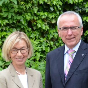 Als Vorsitzende des Gesamtfreundeskreises der Evangelischen Akademie Tutzing wiedergewählt: Brigitte Grande (l.) und Akademiedirektor Udo Hahn, der kraft Amtes ihr Stellvertreter ist. (Foto: ma/eat archiv)