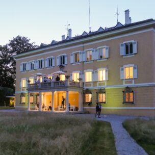 Beleuchtetes Schloss.
Sommertagung des Politischen Clubs der Evangelischen Akademie Tutzing.
Thema: DIE ZUKUNFT DER DEMOKRATIE, am 17.06.2022, in Tutzing, E V A N G E L I S CH E  A K A D E M I E  T U T Z I N G, Deutschland.
Quelle / Copyright / Credit : Oryk HAIST