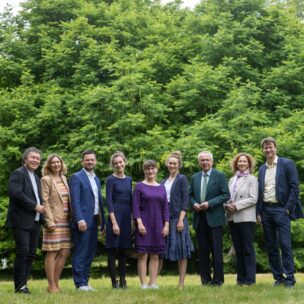 Gruppe vor Baum im Park.
Portraet- und Gruppenfotos, am 12.07.2022, in Tutzing, E V A N G E L I S CH E  A K A D E M I E  T U T Z I N G, Deutschland.
Quelle / Copyright / Credit : Oryk HAIST