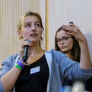 Die Aktivistinnen Anja Paolucci und Sonja Ziegler von Fridays for Future engagieren sich im Kampf gegen die Erderwärmung und für mehr Klimagerechtigkeit. Im Gespräch mit dem Publikum und unter der Moderation von Julia Wunderlich, Leiterin des Referats Jugendpolitik & Jugendbildung (Junges Forum), forderten sie ein Anheben der Klimaziele sowie ein aktives Einfordern der Ziele, die bisher bereits festgelegt wurden.