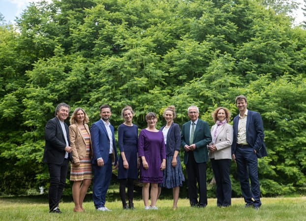 Gruppe vor Baum im Park.
Portraet- und Gruppenfotos, am 12.07.2022, in Tutzing, E V A N G E L I S CH E A K A D E M I E T U T Z I N G, Deutschland.
Quelle / Copyright / Credit : Oryk HAIST