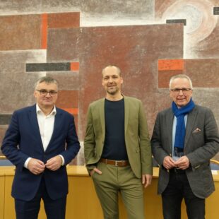 Podiumsdebatte mit dem Politikwissenschaftler Dr. Tobias Endler und Stefan Kornelius, Leiter des Ressorts Politik der Süddeutschen Zeitung. Unter der Moderation von Akademiedirektor Udo Hahn