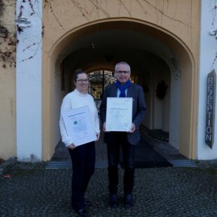 Annette Findeiß, Udo Hahn mit den zertifizierungsurkunden für EMAS und EFQM. Foto: dgr/eat archiv