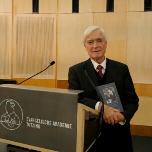 Andreas Hildmann, Kirchenrat i.R., war über 24 Jahre Pfarrer in München, anschl. Landeskirchlicher Beauftragter für Fragen der Kunst und Künstlerseelsorge der Evangelisch-Lutherischen Kirche in Bayern. Der Band „Das letzte Wort ist nicht gesprochen – Gerhard Hildmann und die Evangelische Akademie Tutzing“ (550 S., zahlr. Abb., 19,80 Euro, ISBN 978-3-95976-412-4), ist im Kunstverlag Josef Fink, Lindenberg im Allgäu, erschienen. Es ist im Buchhandel erhältlich – oder per Mail über info@kunstverlag-fink.de.