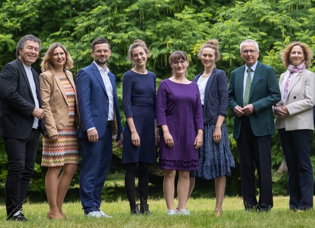 Gruppe vor Baum im Park.
Portraet- und Gruppenfotos, am 12.07.2022, in Tutzing, E V A N G E L I S CH E A K A D E M I E T U T Z I N G, Deutschland.
Quelle / Copyright / Credit : Oryk HAIST