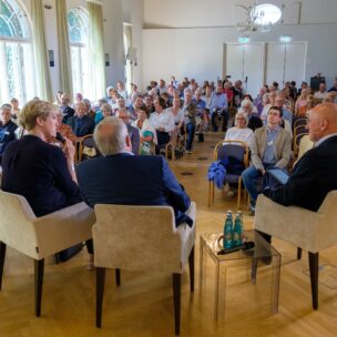 Podium und Auditorium.
Sommertagung des Politischen Clubs der Evangelischen Akademie Tutzing zum Thema "Demokratien und Diktaturen", am 18.06.2023. in Tutzing, E V A N G E L I S CH E  A K A D E M I E  T U T Z I N G, Deutschland.
Quelle / Copyright / Credit : Oryk HAIST