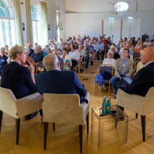 Podium und Auditorium.
Sommertagung des Politischen Clubs der Evangelischen Akademie Tutzing zum Thema "Demokratien und Diktaturen", am 18.06.2023. in Tutzing, E V A N G E L I S CH E  A K A D E M I E  T U T Z I N G, Deutschland.
Quelle / Copyright / Credit : Oryk HAIST