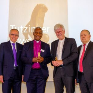 Akademiedirektor Udo Hahn, Erzbischof Dr. Thabo Makgoba (Erzbischof von Kapstadt und Primas der anglikanischen Kirche im Südlichen Afrika), Landesbischof Prof. Dr. Heinrich Bedford-Strohm (Landesbischof der Evangelisch-Lutherischen Kirche in Bayern), Laudator Dr. Renier Koegelenberg (Gründer und Leiter der EFSA, Ecumenical Foundation of Southern Africa )