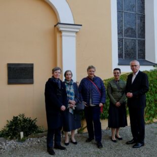 v.l.n.r.: Edigna Hackelsberger, Dr. Min-Mi Hackelsberger-Liang und Dr. Nina Hackelsberger, Dr. Kerstin Holme, Pfr. Udo Hahn